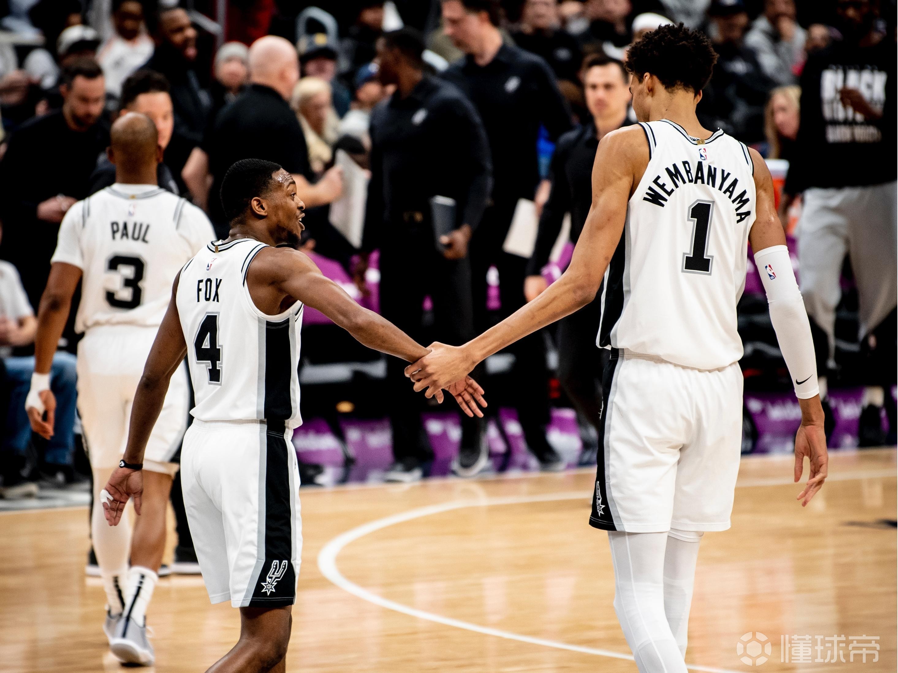 包含赛地聚焦：NBA季后赛加时末段热度飙升；新奥尔良鹈鹕战术微调；媒体盛赞；控场能力受关注的词条