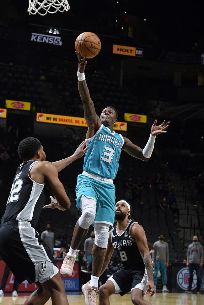 包含上海海港训练开放日，关键时刻战术微调引欢呼，NBA季后赛在即，临场指挥获称赞的词条