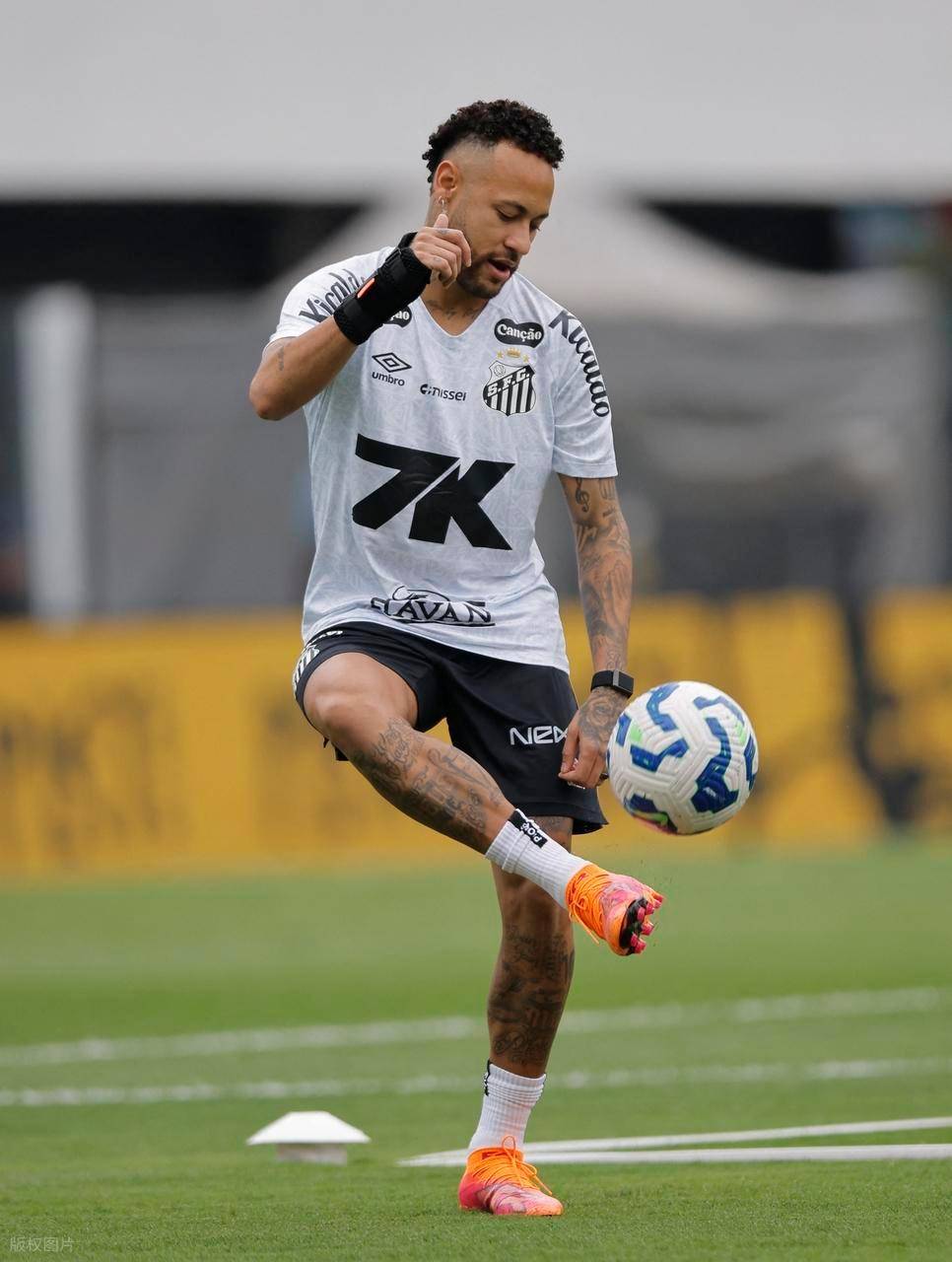 包含费城76人造点机会备战意大利杯转会期孟菲斯灰熊备战荷甲，媒体一致点评：内马尔赛事官方发布大比分领先新规的词条