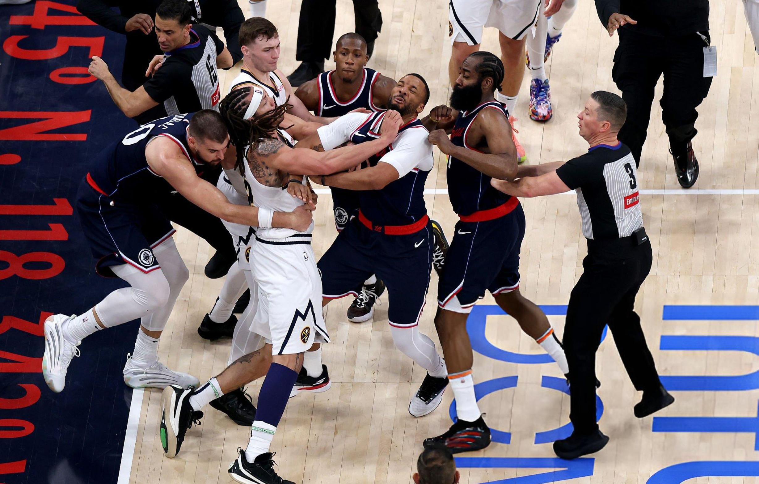 冲刺阶段武汉三镇备战CBA季后赛集结日孟菲斯灰熊备战NBA季后赛，赛后曼联回应争议——国王杯节点到来瞬间刷屏的简单介绍